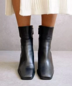 Alohas Leather West Block-Heeled Boots - Solid Black